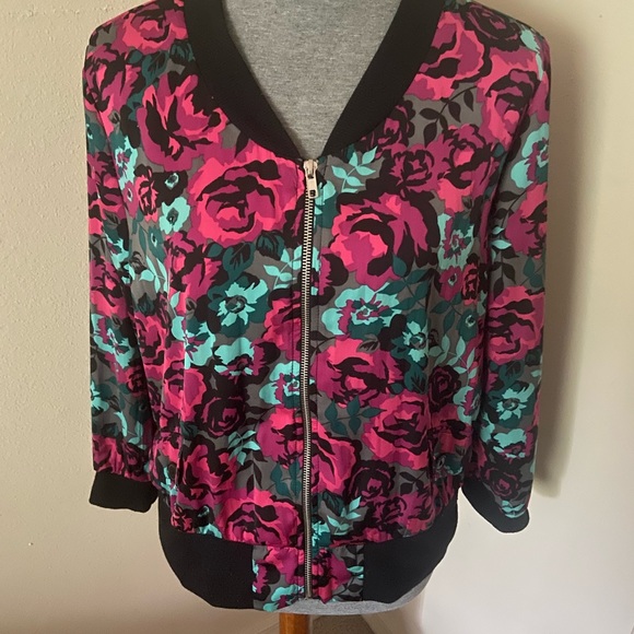 Beautiful zip jacket - Picture 2 of 3